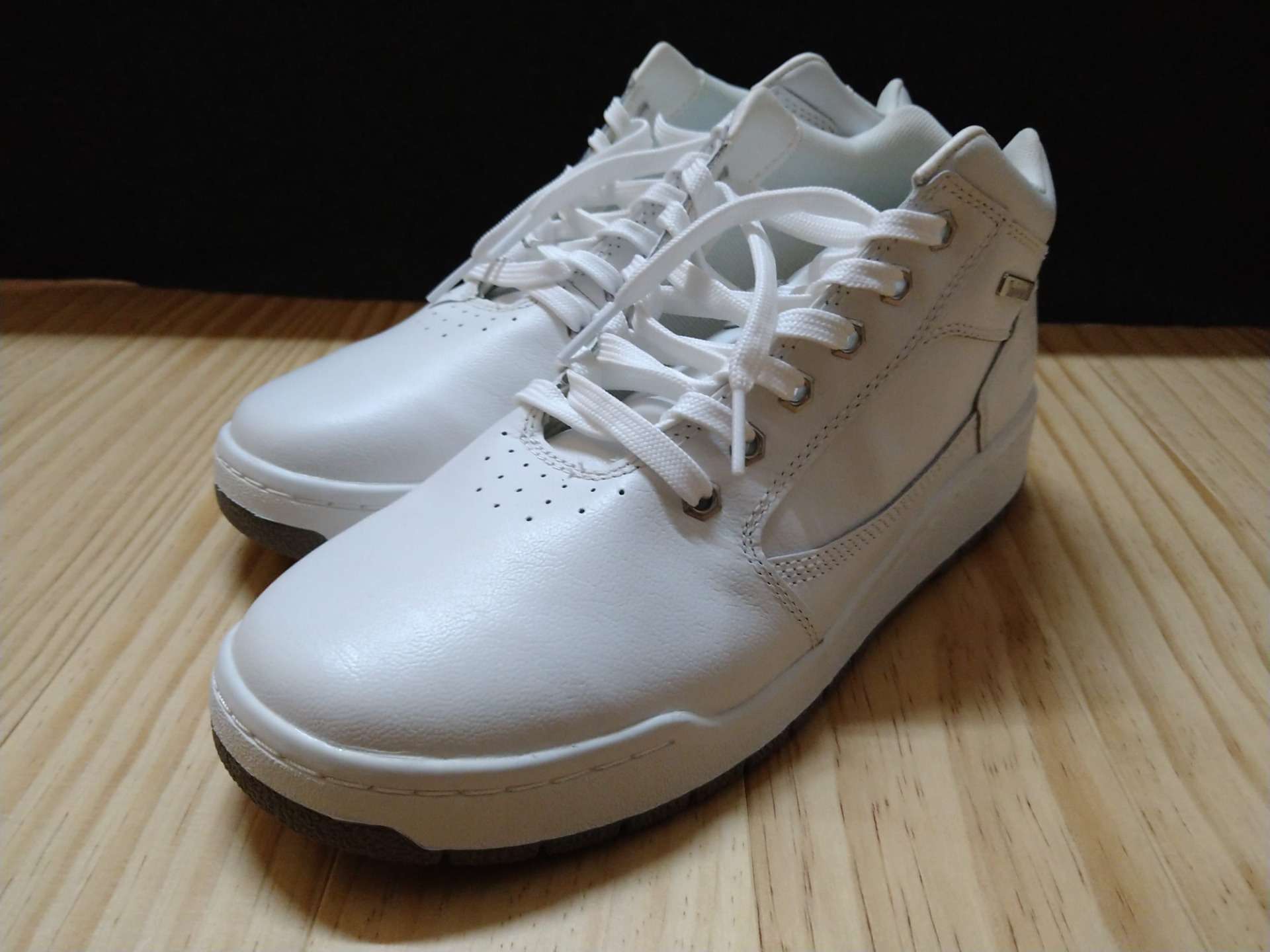 白い革靴