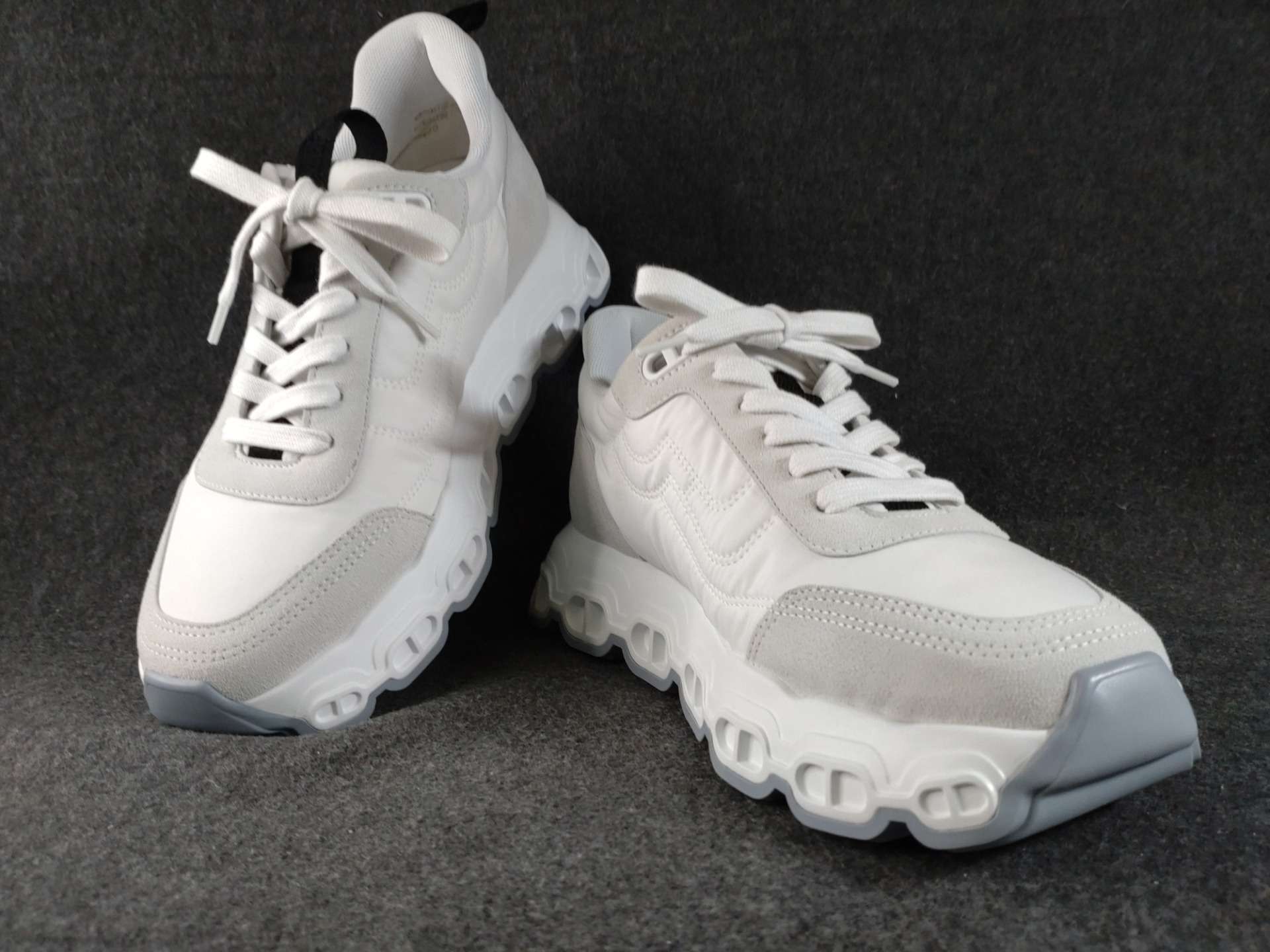 【大阪心斎橋】スニーカーのコーティングでお探しならコーティング専門店Glationへ