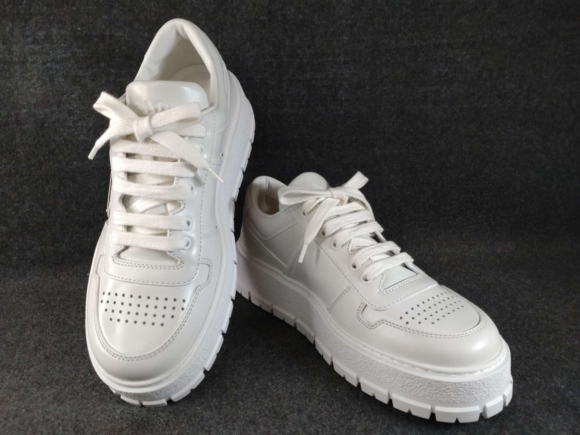 【大阪心斎橋】スニーカーのコーティングでお探しならコーティング専門店Glationへ