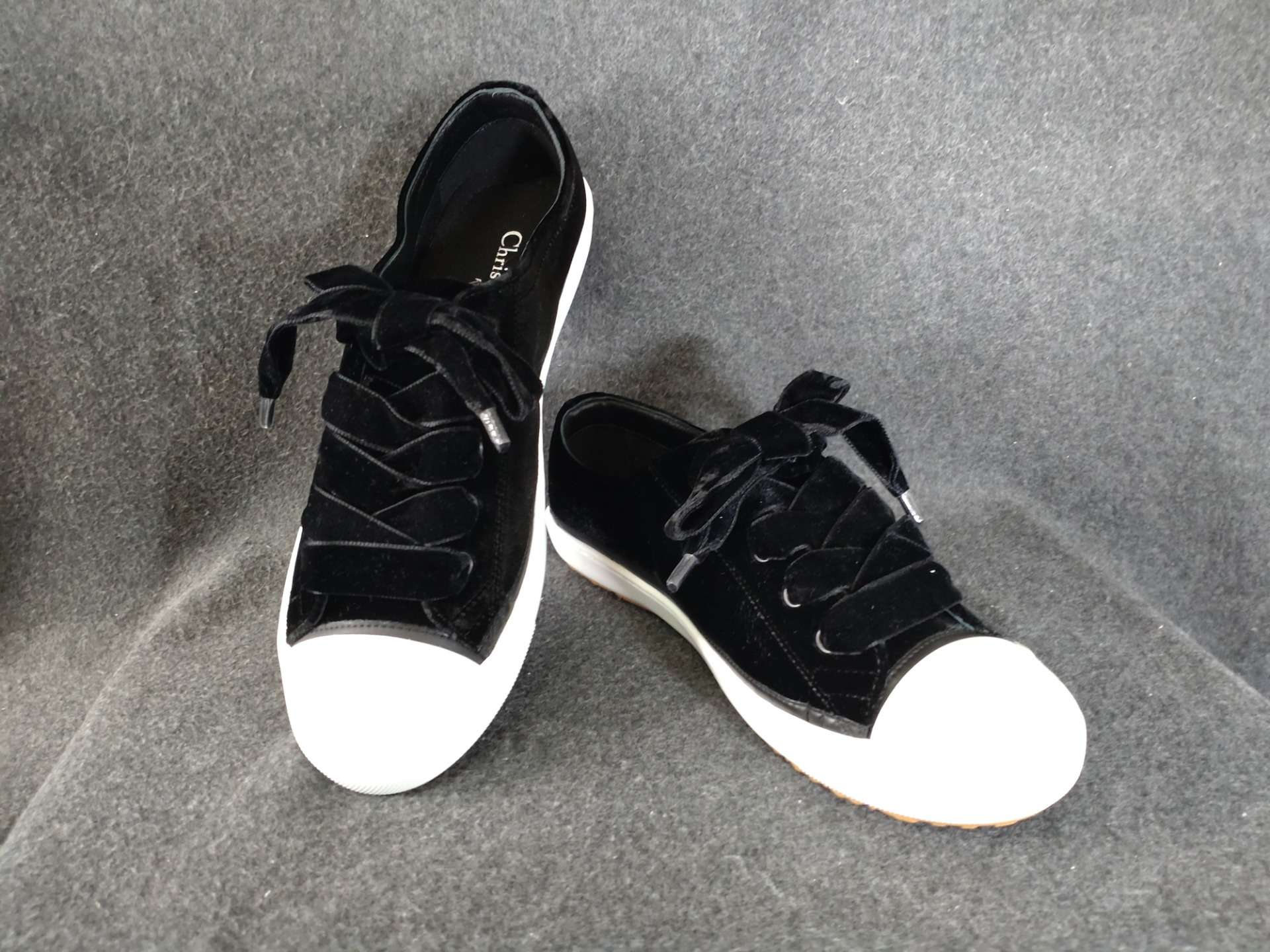 【大阪心斎橋】スニーカーのコーティングでお探しならコーティング専門店Glationへ